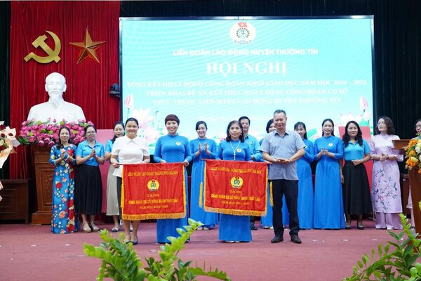 Representantes de la Federacion Laboral de Hanoi otorgaron recompensas a las unidades. Foto: Hai Yen