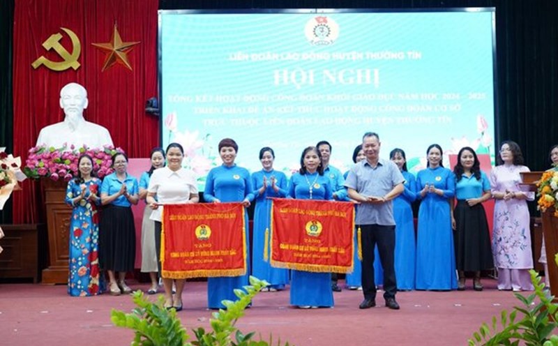 Representatives of the Hanoi City Labor Federation presented awards to the units. Photo: Hai Yen