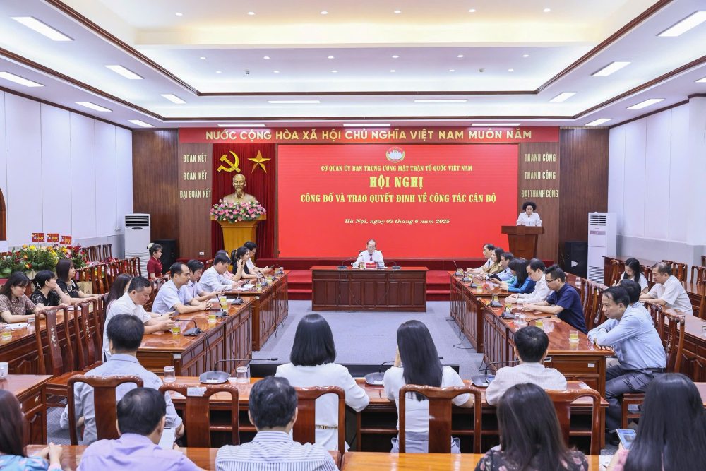Las regulaciones sobre la nomina del Comite del Frente de la Paterna de Vietnam de los niveles provinciales y de comuna se establecen en el recien emitido 301-QD/TW. En la foto: Una conferencia sobre el trabajo de cuadros del Comite Central del Frente de Patria de Vietnam. Foto: Quang Vinh