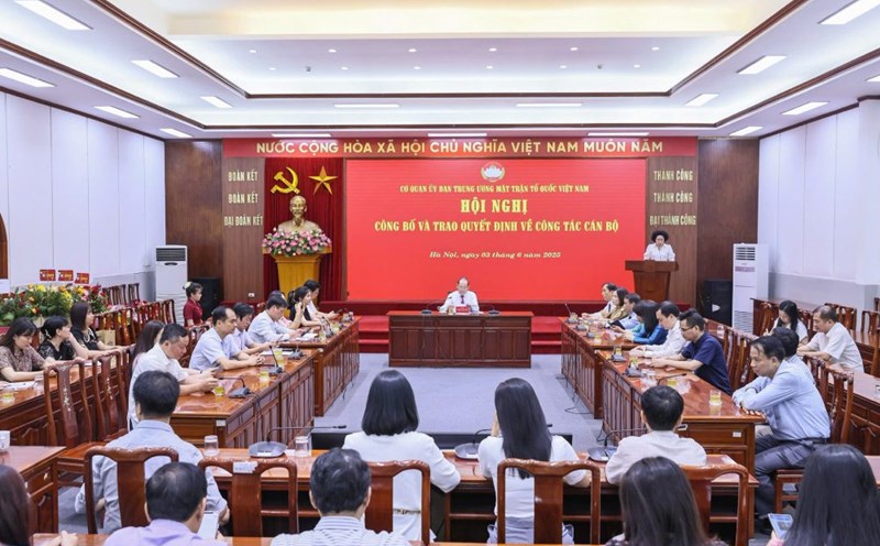 Regulations on the staffing of the Vietnam Fatherland Front Committee at the provincial and commune levels are stated in Regulation No. 301-QD/TW that has just been issued. In the photo: A conference on personnel work of the Central Committee of the Vietnam Fatherland Front. Photo: Quang Vinh