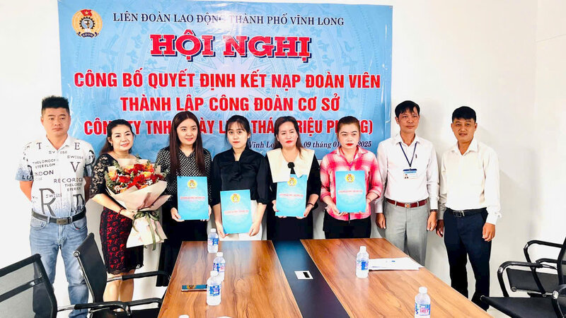 En los primeros 6 meses del año, los niveles sindicales de Vinh Long admitieron recien mas de 4.600 miembros. Foto: Vinh Long City Labor Federation