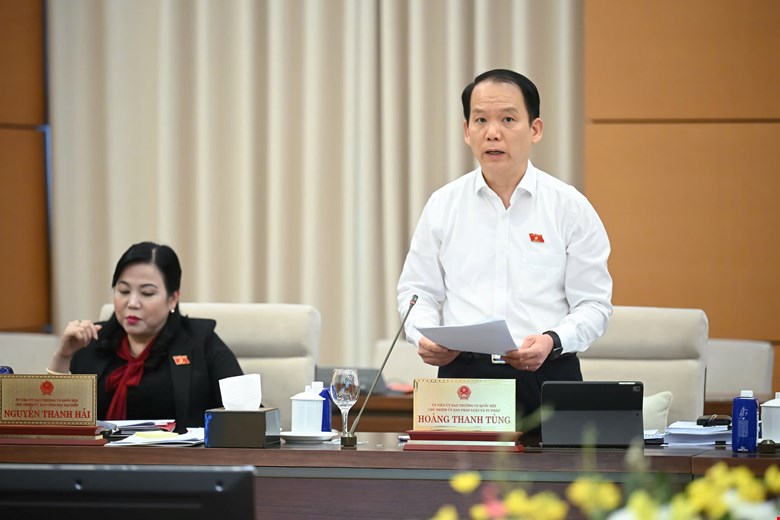 Chairman Hoang Thanh Tung proposed to clarify the authority to resolve disputes regarding the settlement of denunciations and reports of the commune police chief. Photo: Quochoi.vn