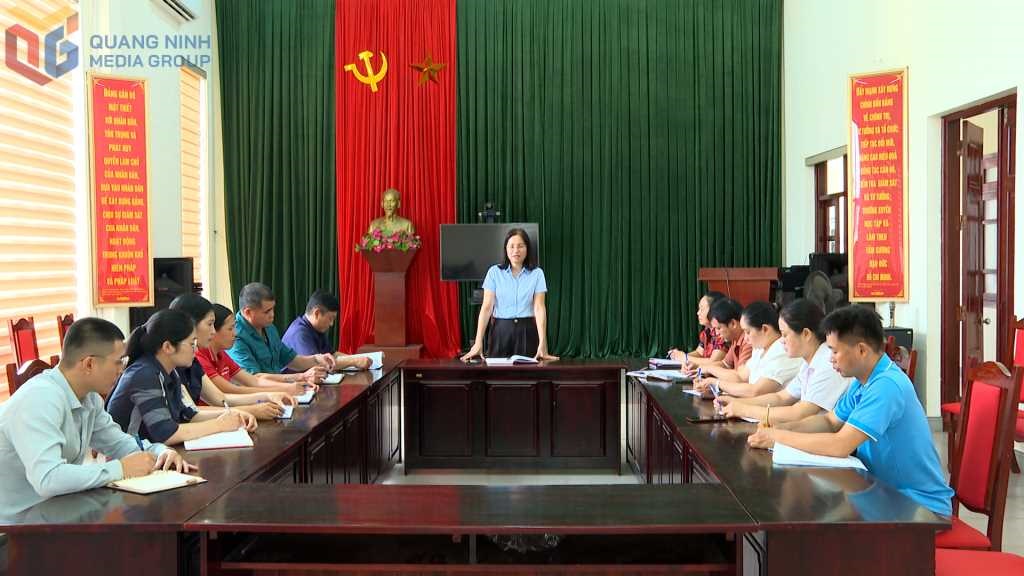 El Comite del Partido de Binh Lieu Town, Binh District se reune con la preparacion del Congreso del Partido de la Comuna para el termino 2025-2030. Foto: Quang Ninh Centro de comunicacion provincial