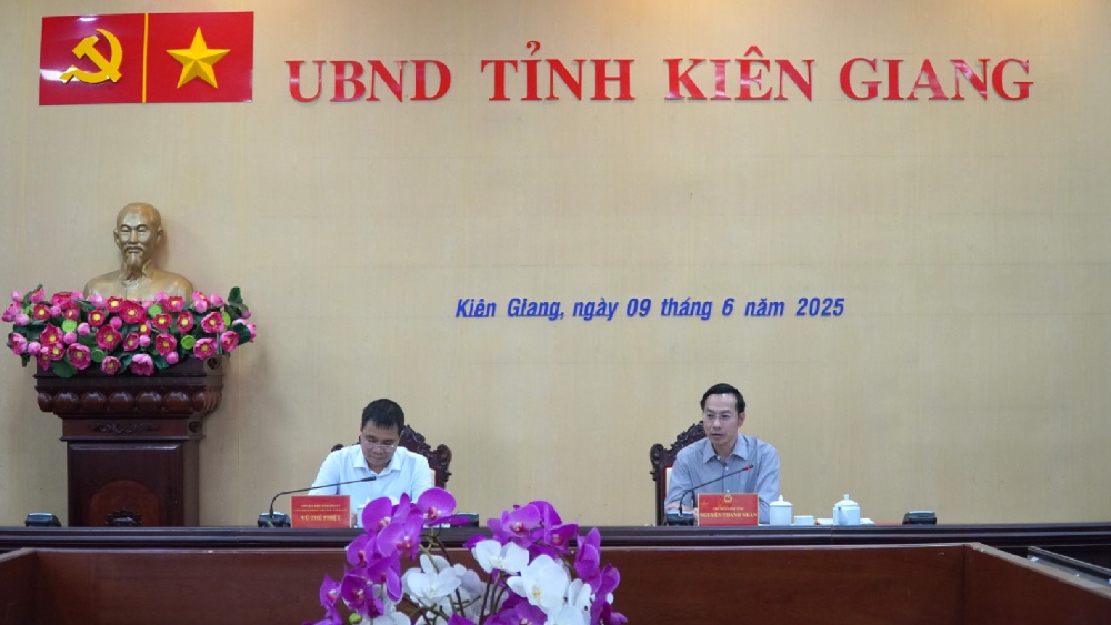 Chu tich UBND tinh Kien Giang Nguyen Thanh Nhan (phai) va ong Vu The Phiet - Chu tich Hoi dong quan tri ACV trao doi, thao luan ve cong tac quan ly, khai thac cac Cang hang khong tren dia ban tinh. Anh: Xuan Nhi