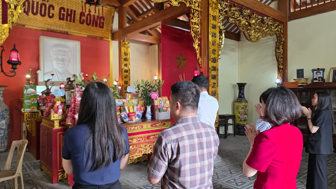 The working group of Lao Dong Newspaper burned incense to commemorate leader Nguyen Duc Canh on the occasion of the 100th anniversary of the Vietnam Revolutionary Press Day. Photo: Nam Hong