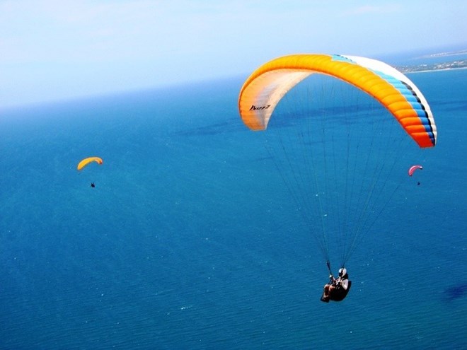 Hè này đến Nha Trang xem biểu diễn dù lượn trên biển hoành tráng