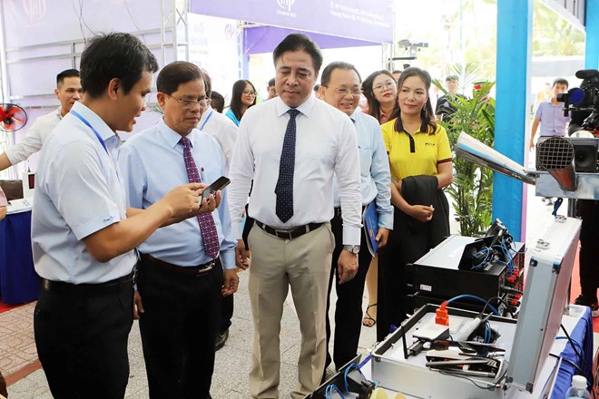 Khanh Hoa people are supported and guided to install digital transformation applications to serve the interaction between the government and the people. Photo: Huu Long