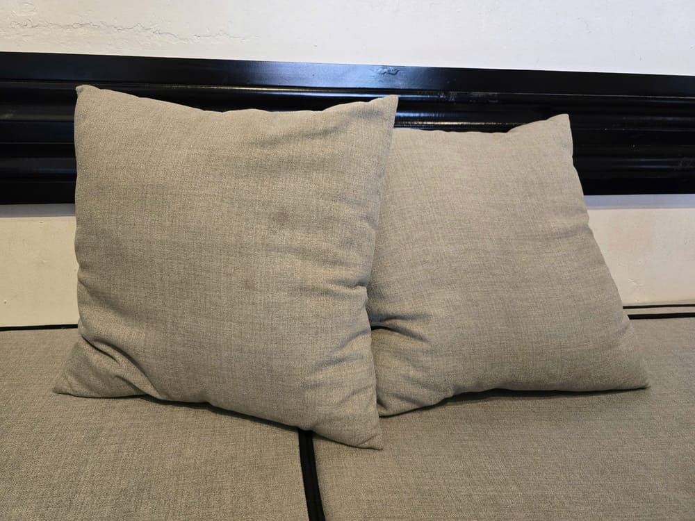 Las almohadas de sofa deben limpiarse regularmente para garantizar la salud de la familia. Foto: Tuan dat