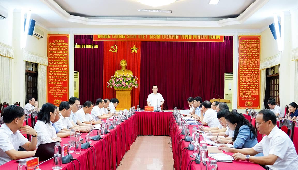El Comite Permanente de Nghe Un Comite del Partido Provincial comento sobre el proyecto de proyecto de organizar el Comite de la Provincia de la Provincia de Vietnam Fatherland, las organizaciones socio -politicas y las asociaciones masivas asignadas por el Partido y el Estado. Foto: Pham Bang