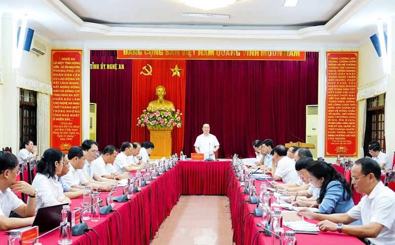 The Standing Committee of Nghe An Provincial Party Committee gave its opinion on the draft project to reorganize the provincial Vietnam Fatherland Front Committee, socio-political organizations and mass organizations assigned by the Party and the State. Photo: Pham Bang