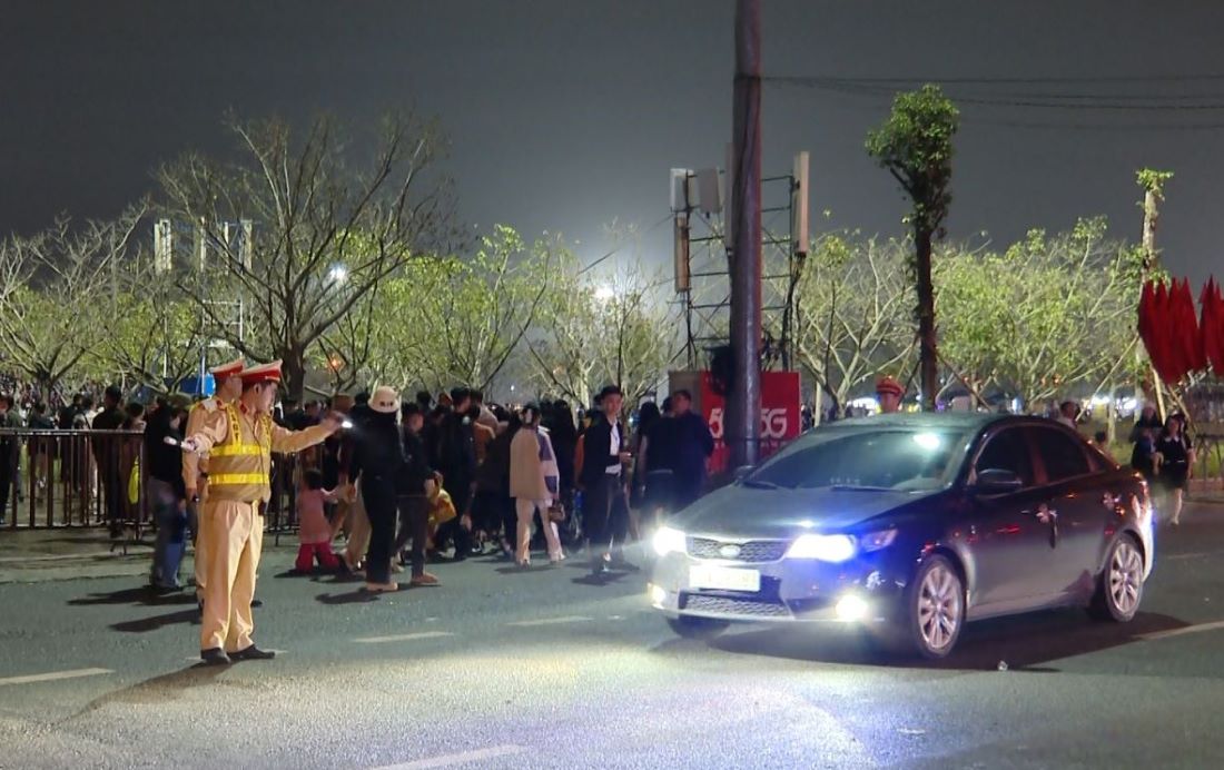 Ninh Binh Police direct traffic so that vehicles do not go in the wrong direction. Photo: CanB