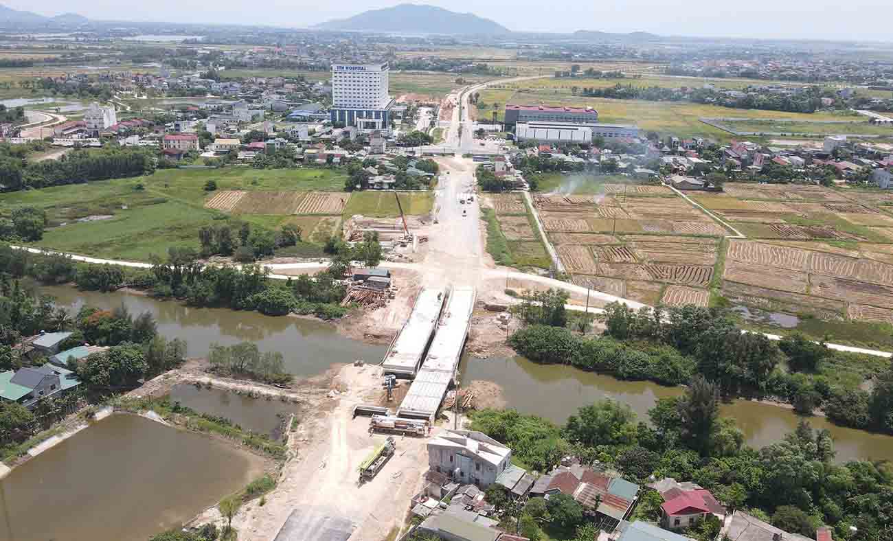 Ngo Quyen - Provincial Road 550 connecting Ha Tinh City with the expressway intersection in Luu Vinh Son Commune is accelerating construction to complete by the end of June. Photo: Tran Tuan.