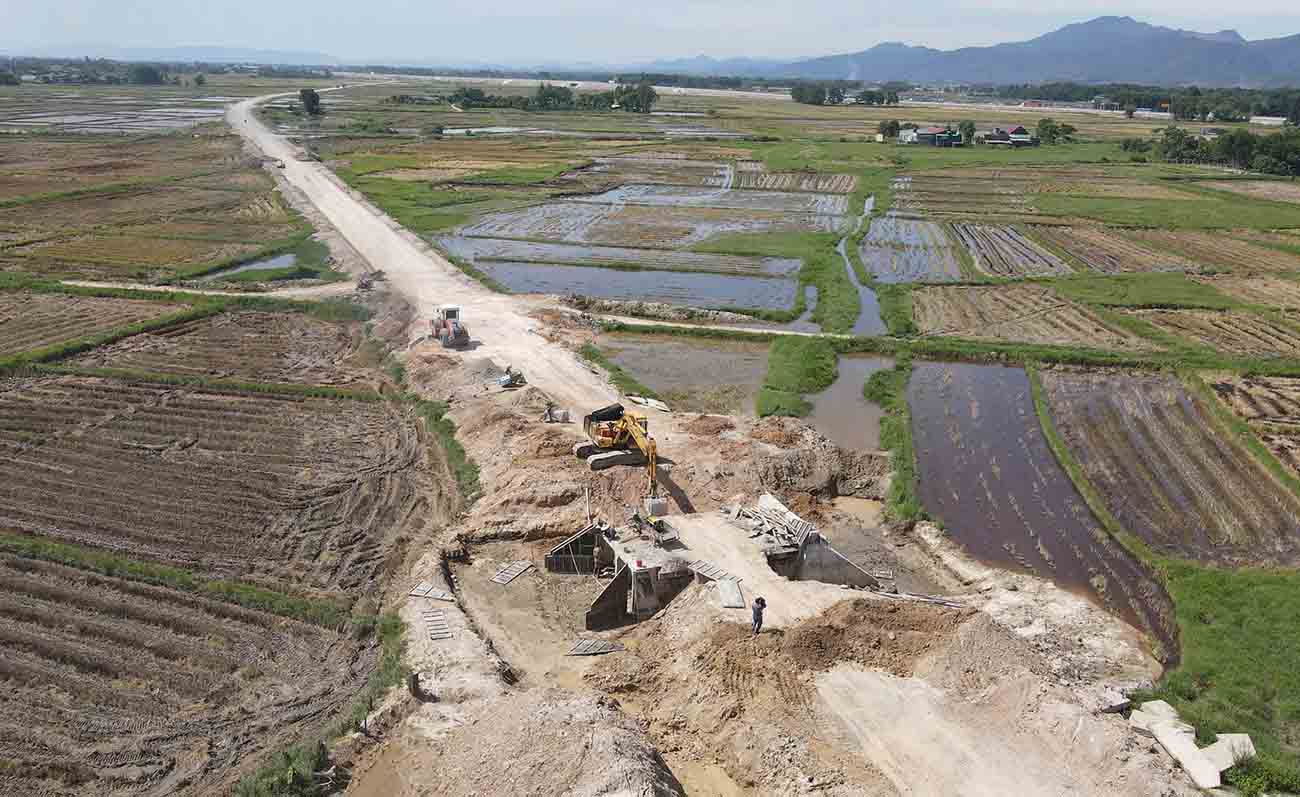 Duong song hanh noi duong Ham Nghi keo dai voi Tinh lo 550 o nut giao cao toc cung dang duoc tap trung thi cong. Anh: Tran Tuan.
