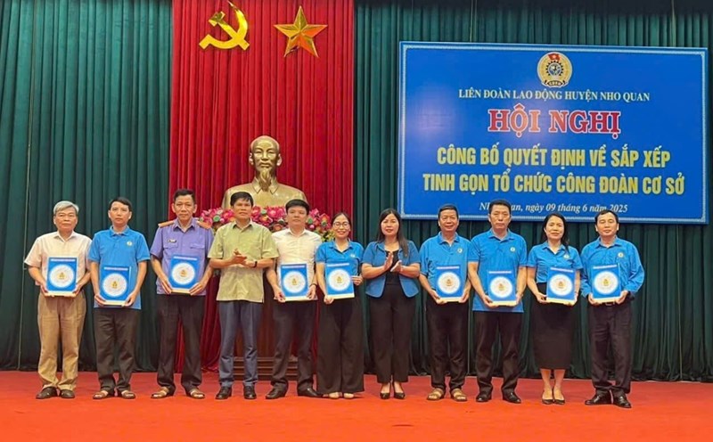 Representatives of the leaders of the Ninh Binh Provincial Federation of Labor and the Nho Quan District Federation of Labor presented the decision to terminate operations and dissolve the grassroots trade unions of the administrative sector receiving 100% of the State budget (under the Nho Quan District Federation of Labor). Photo: Nguyen Truong