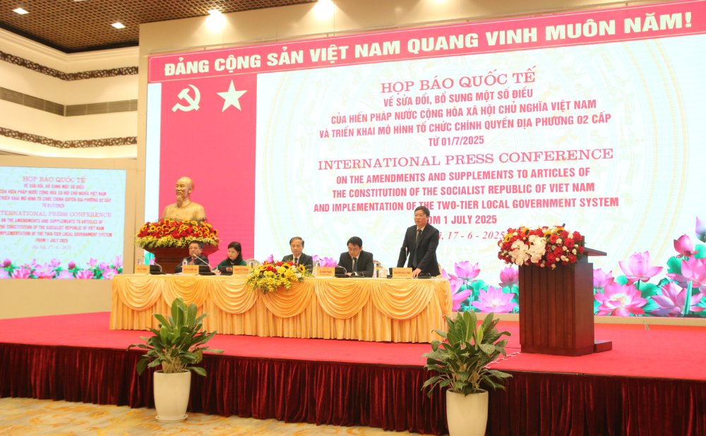 Ong Truong Hai Long - Thu truong Bo Noi vu - tra loi mot so noi dung tai hop bao. Anh: Tran Vuong