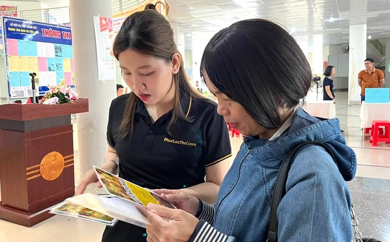 Workers search for information at the Dong Nai free job exchange organized by the Employment Service Center on June 10. Photo: HAC