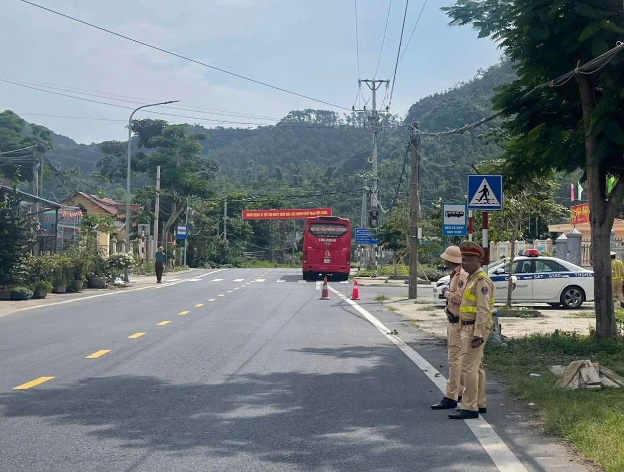 Đội Cảnh sát giao thông số 4 tuần tra, xử lý các hành vi vi phạm trật tự an toàn giao thông trên tuyến đường TL356. Ảnh: Công an Hải Phòng