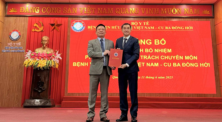 Prof. Dr. Tran Van Thuan (right of the photo) - Deputy Minister of Health - presented the decision to appoint level II specialist Nguyen Ky Nhan - Head of the Dentistry to the position of Deputy Director in charge of expertise. Photo: Thanh Thanh