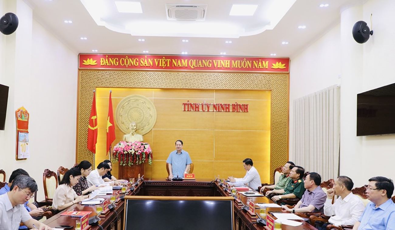 Sr. Mai Van Tuat - Secretario Subdirector Permanente del Comite del Partido Provincial Ninh Binh presidio la conferencia. Foto: Tran Lam