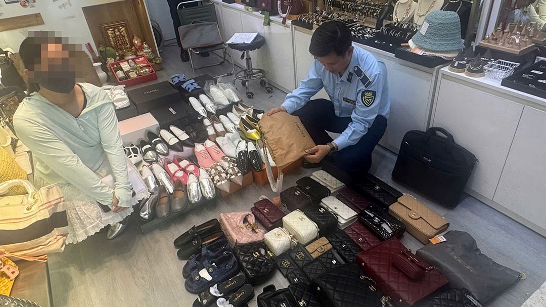 Da Nang market management forces have increased inspections of stores to promptly detect counterfeit trademark behavior. Photo: Long Nguyen