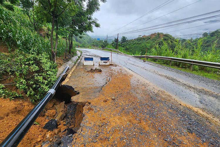 Superficie de la carretera de hundimiento en KM25+300, National Highway 4D (Village de Hong Thu, Lan Nhi Thang Commune, Phong Tho District). Foto: Lai Chau Police