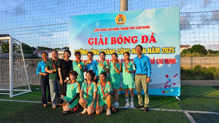 Cam Ranh City Labor Federation has just organized a mini artificial turf football tournament to celebrate Workers' Month. Photo: Khanh Vinh
