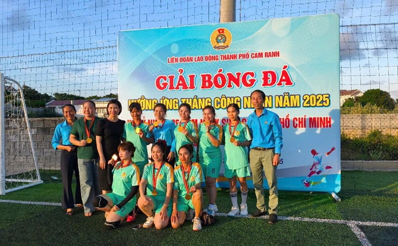 Cam Ranh City Labor Federation has just organized a mini artificial turf football tournament to celebrate Workers' Month. Photo: Khanh Vinh