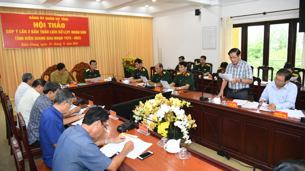 The workshop focused on clarifying the operation and development of the People's Armed Forces of Kien Giang province from 1975 to 2025. Photo: Phuong Vu