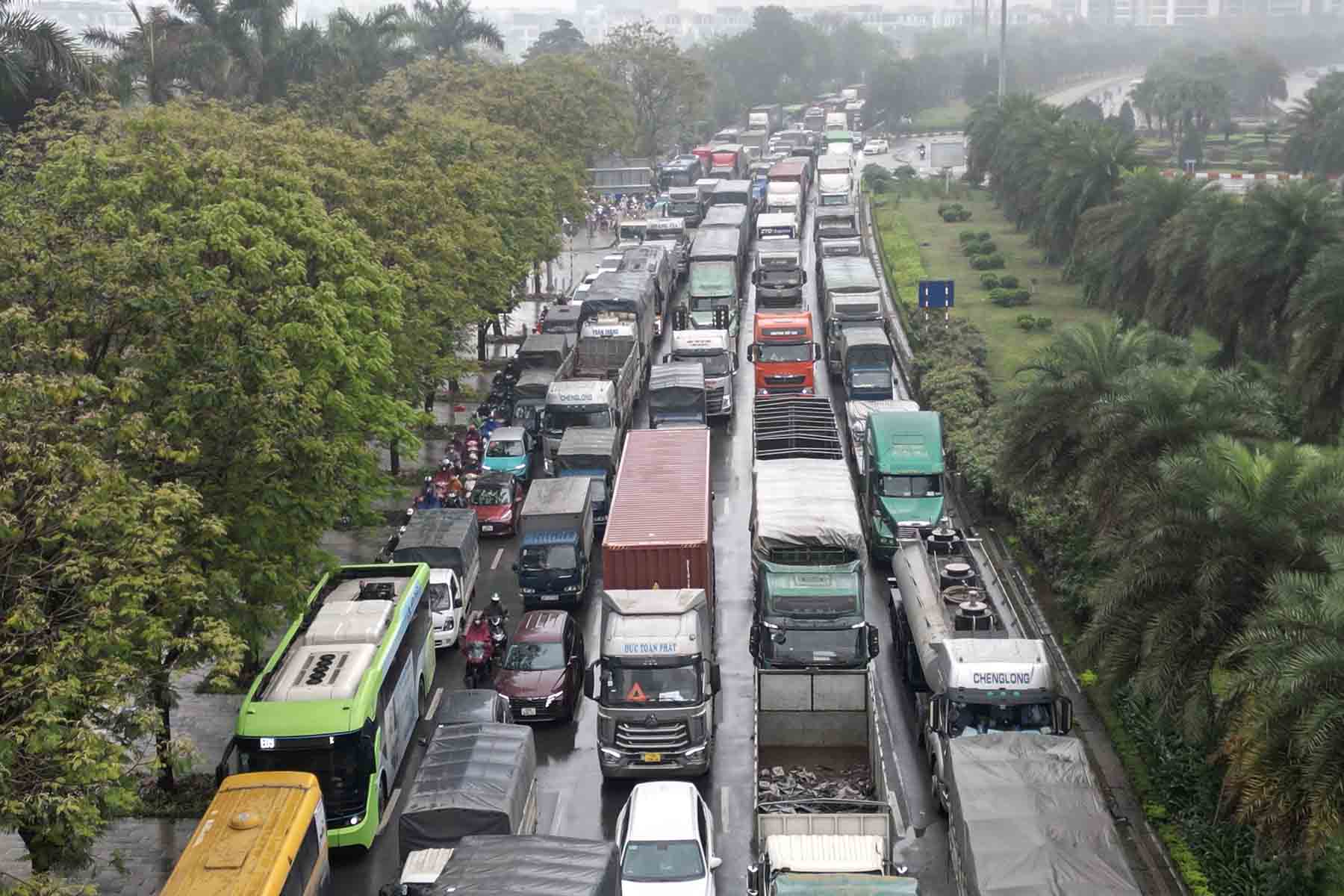 The Ministry of Public Security proposes to maintain the regulation that the driving time of car drivers must not exceed 10 hours per day and continuous driving must not exceed 4 hours. Photo: Huu Chanh