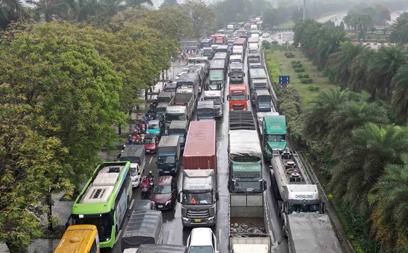 The Ministry of Public Security proposes to maintain the regulation that the driving time of car drivers must not exceed 10 hours per day and continuous driving must not exceed 4 hours. Photo: Huu Chanh