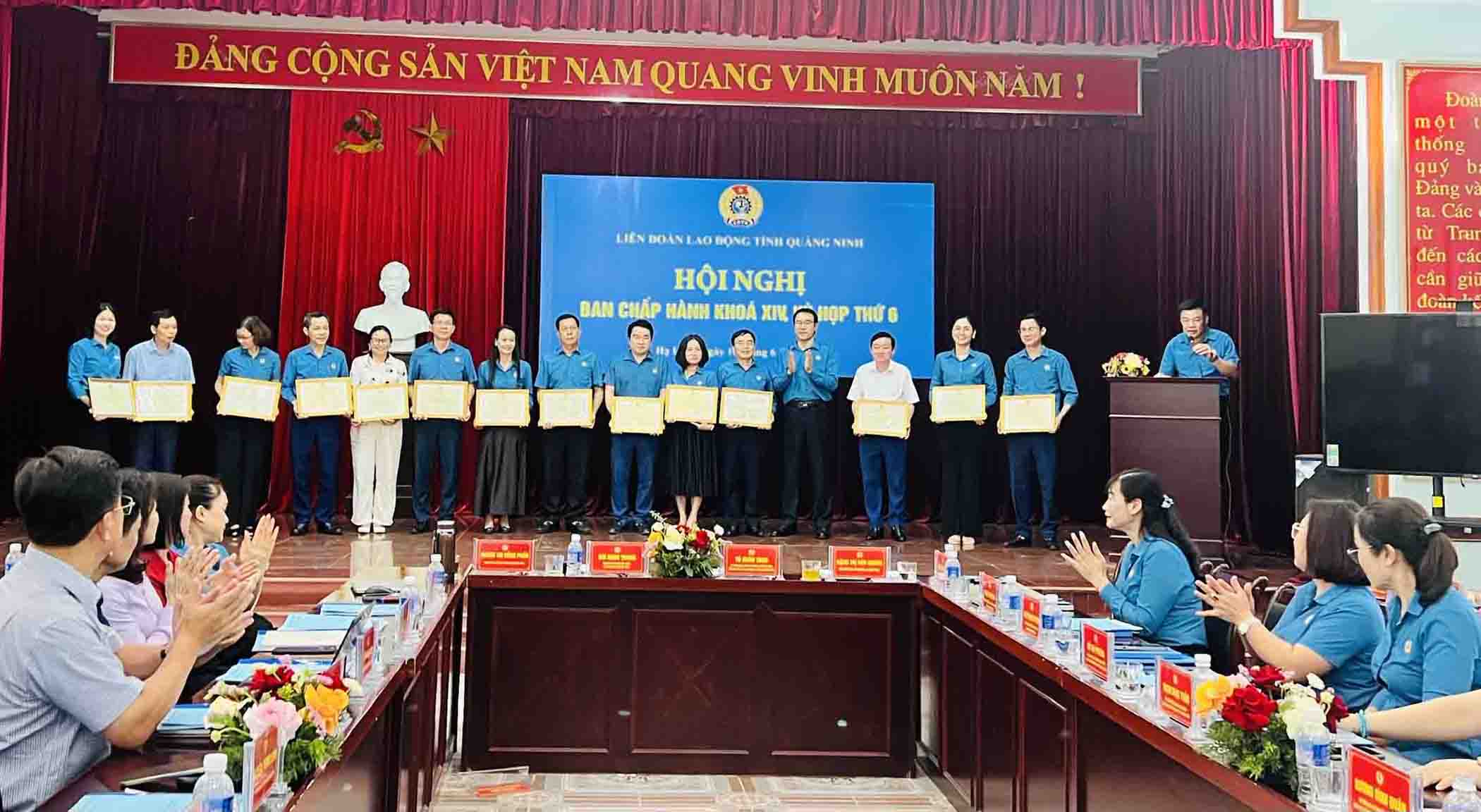 Quang Ninh Federacion Laboral recompenso 16 excelentes colectivos en la implementacion del mes de trabajo. Foto: Tran Ngoc Duy