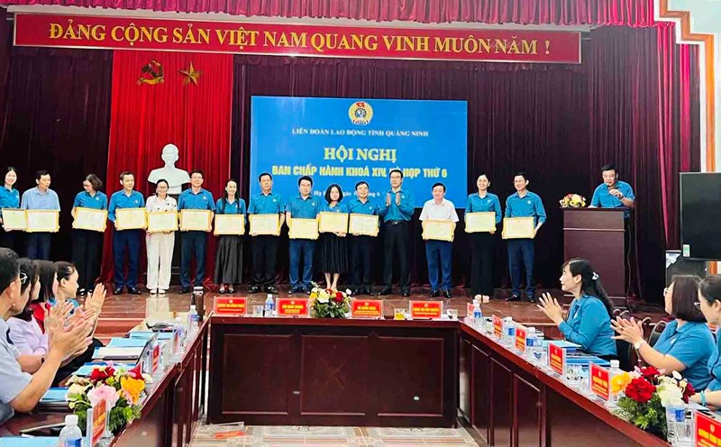 The Quang Ninh Provincial Federation of Labor commended 16 collectives with outstanding achievements in implementing Workers' Month activities. Photo: Tran Ngoc Duy