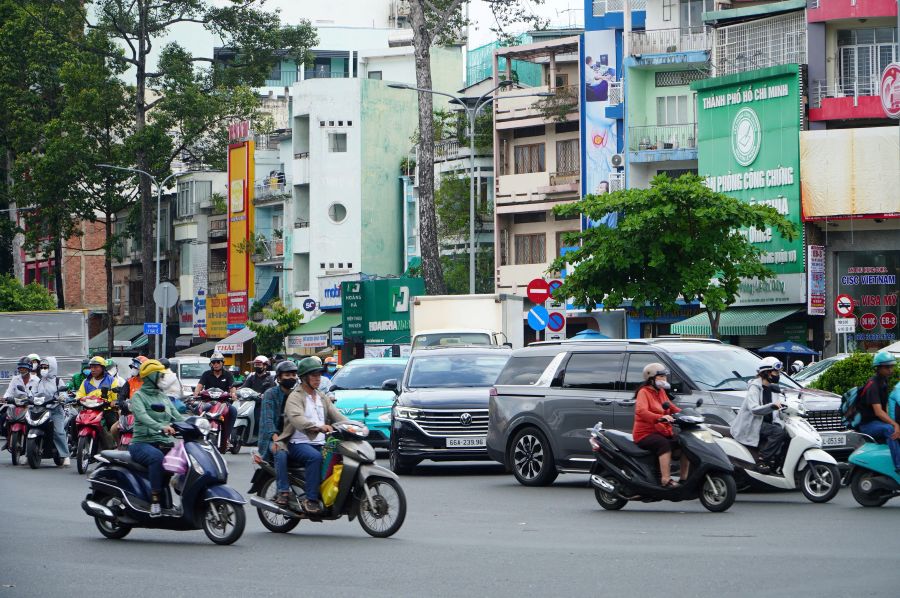 Current status of the intersection where Ho Chi Minh City is about to build a steel overpass. Photo: Ngoc Anh