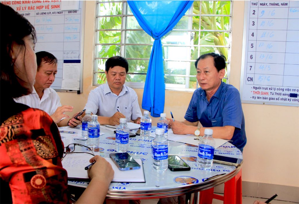 Ong Nguyen Minh Canh– Pho Chu tich UBND tinh Ben Tre chi dao cong tac quan ly, van hanh bai rac An Hiep. Anh: Cong TTDT tinh Ben Tre
