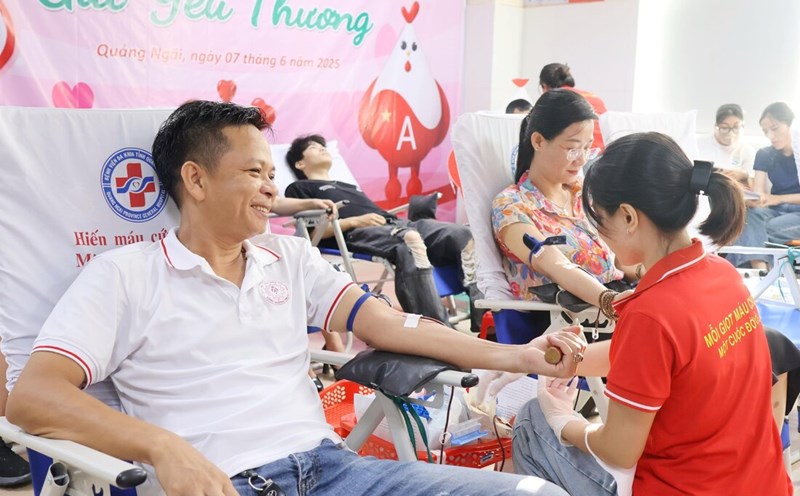 Nearly 300 union members, workers, civil servants and laborers in Quang Ngai province participated in voluntary blood donation. Photo: Quang Ngai Trade Union.