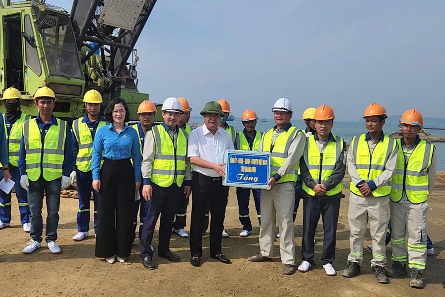 The government and the Quang Binh Provincial Federation of Labor presented gifts to workers. Photo: Xuan Thao