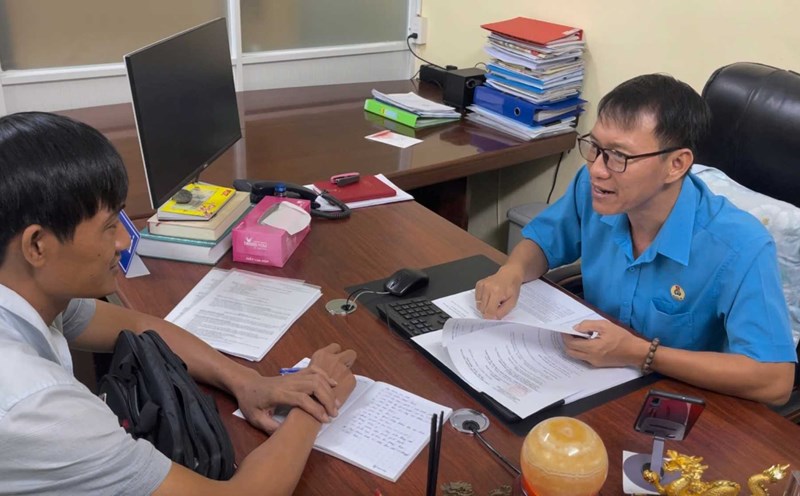Representative of the Trade Union Legal Consulting Center - Dong Nai Provincial Federation of Labor (right) supports the Trade Union and workers in demanding legal and legitimate rights. Photo: Ha Anh Chien