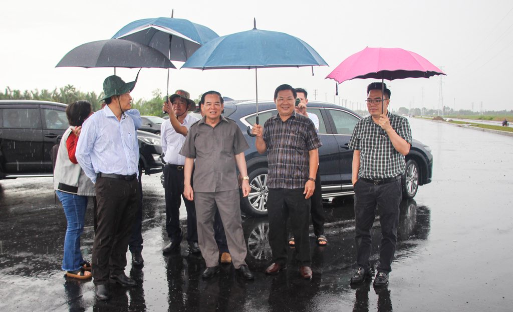 Chu tich UBND tinh Ben Tre Tran Ngoc Tam kiem tra. Anh: Cong TTDT tinh Ben Tre
