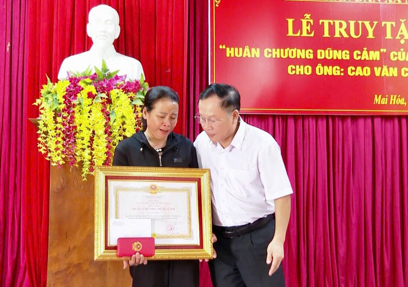 Otorgando una medalla valiente a la familia de la familia del Sr. Cao Van Cuong. Foto: Van Hijo