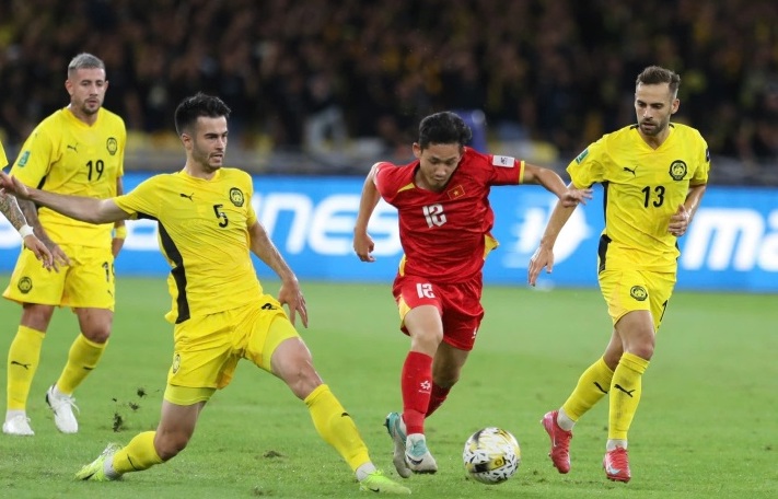 Tuyen Viet Nam gap kho truoc loi choi pressing tam cao cua Malaysia. Anh: Huu Tuan