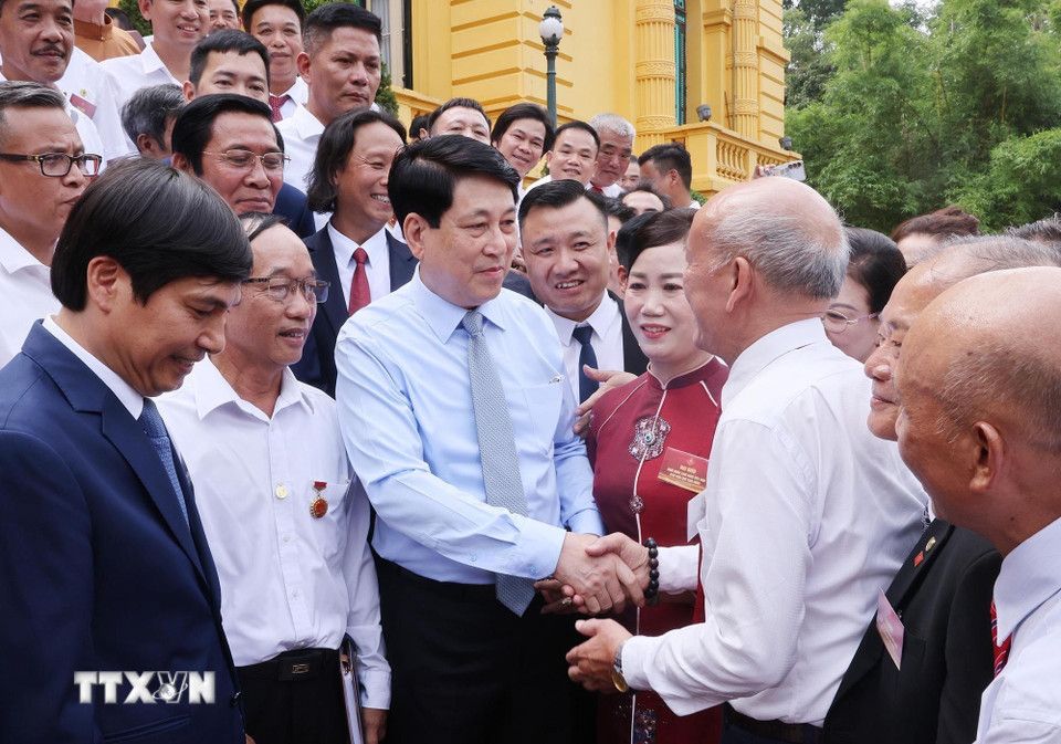 Chu tich nuoc Luong Cuong voi cac dai bieu. Anh: TTXVN