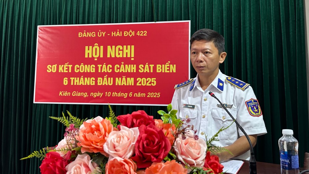 Thuong ta Vu Dinh Nga, Pho Chinh uy Hai doan 42 phat bieu chi dao hoi nghi. Anh: Tien Tung