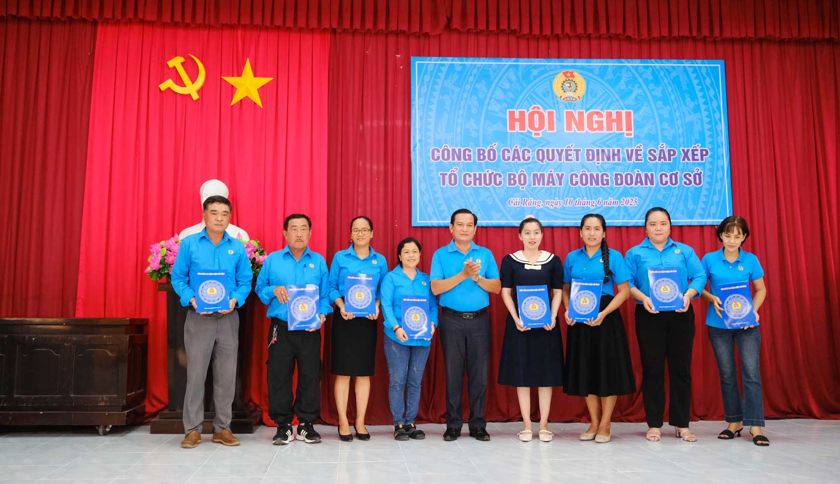 Trao cac quyet dinh tai le cong 
