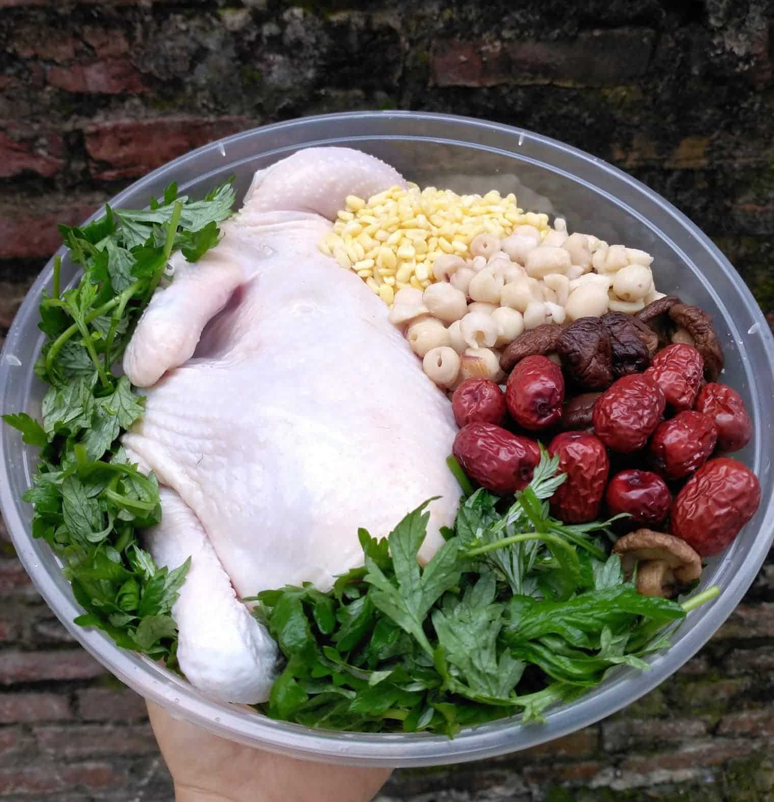 Stewed chicken is a dish that nourishes the liver and kidneys. Photo: Vuong Oanh.