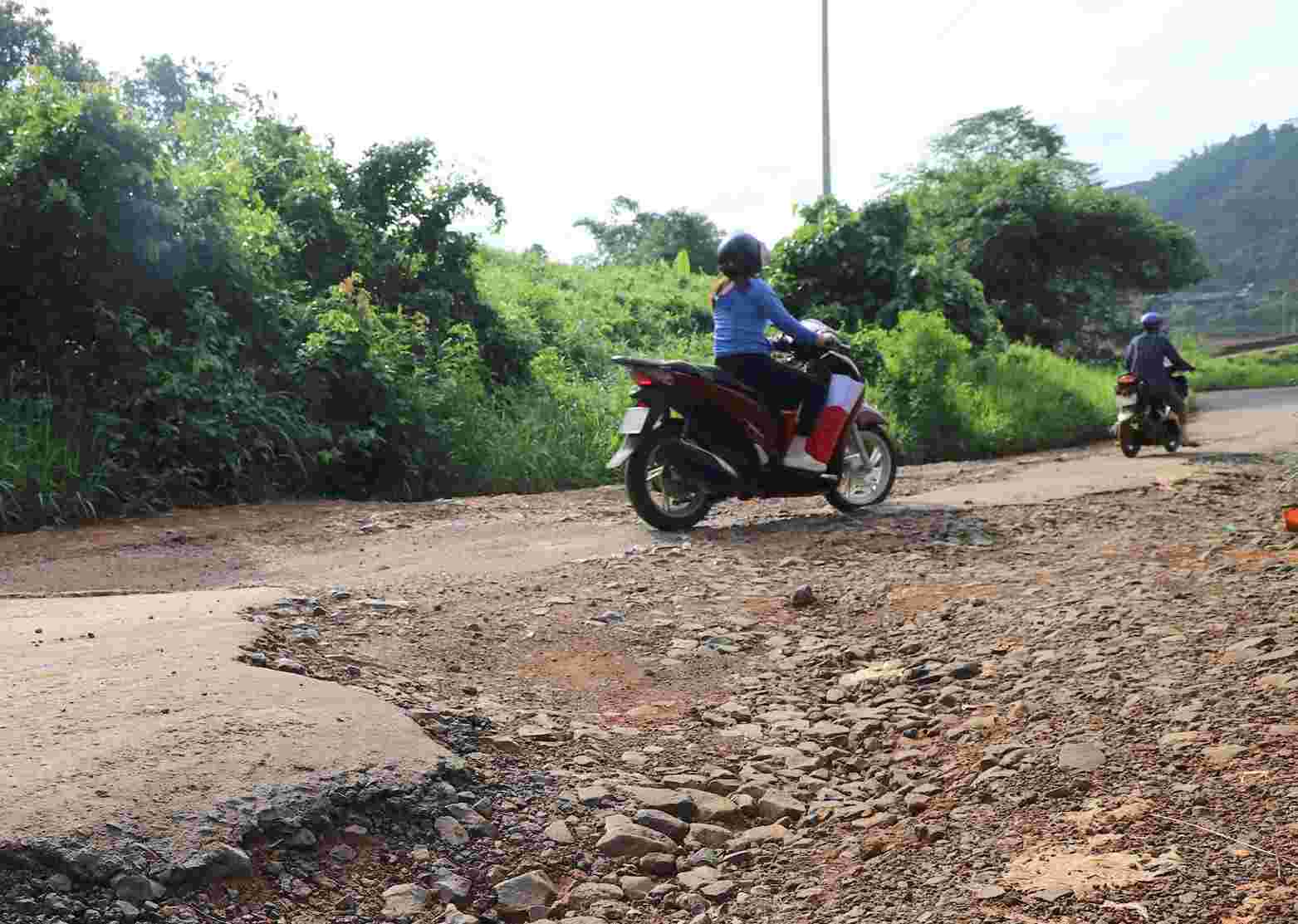 The mountain pass and slope section, which has not been completed, belongs to the Dao Nghia - Quang Khe road project. Photo: Duong Hang