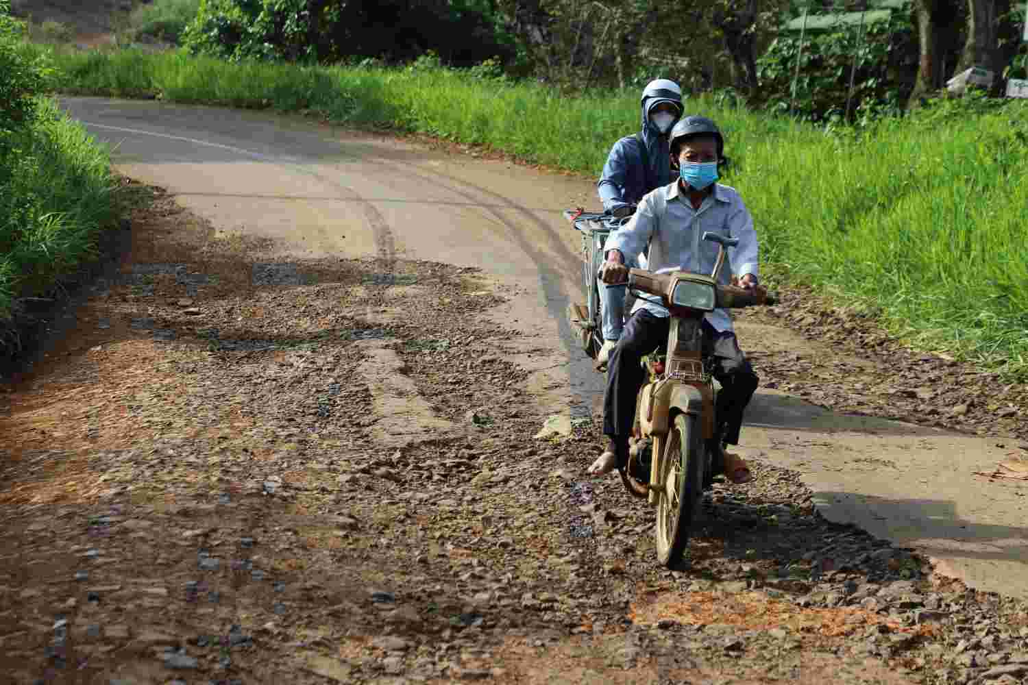 Doan duong hu hong khien viec di chuyen cua nguoi dan gap nhieu kho khan. Anh: Duong Hang