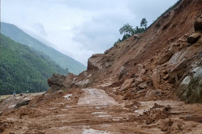 Sạt lở trên Tỉnh lộ 160 Lào Cai khiến giao thông bị chia cắt