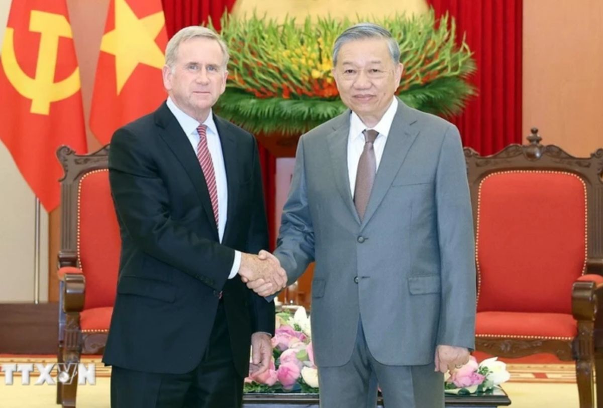 General Secretary To Lam received Mr. Alex Rogers, Chairman in charge of Global Governance of Qualcomm Group. Photo: VNA