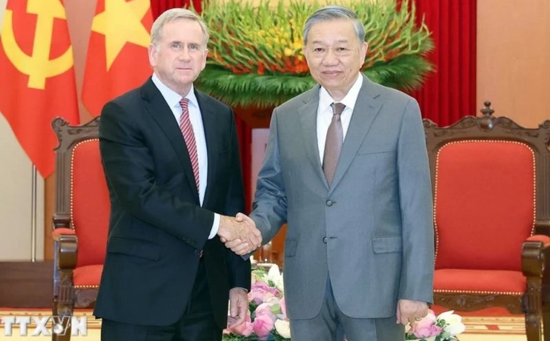 General Secretary To Lam received Mr. Alex Rogers, Chairman in charge of Global Governance of Qualcomm Group. Photo: VNA
