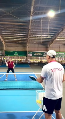 Huan luyen vien Nguyen Tuan Kiet tap pickleball cung cac tro li. Anh: Cat tu video